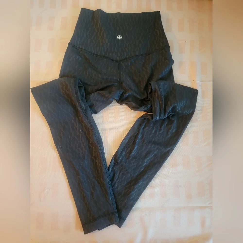 Lululemon Aligh High Rise 28 Segment Emboss Black - Picture 5 of 8